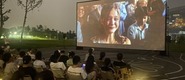 （操逼插逼4P视频转载）成都秋夜“新耍法”：到公园看坝坝电影
